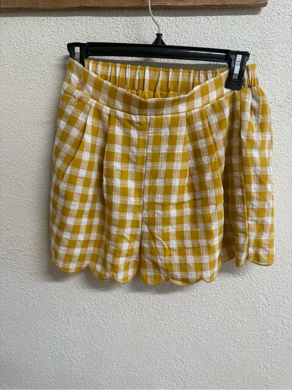 entro Yellow and White Gingham Scalloped Hem Women's Shorts